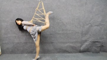 【HD飞天】云儿舌头被系户外就餐，室内轻重脚镣吊缚惩罚