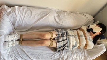 【凉叶子】在沙发上挣扎的运动鞋与白袜