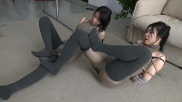 【逍遥】《女模们的丝袜陷阱02》刘洋 吴晗2位油光丝袜模特被服装拘束 衣服蒙脸拘束 丝袜双腿包裹成一体 丝袜怎么挣扎都会自动还原