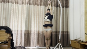 【缚予】调教之新m薇薇肉丝踮脚前手吊缚+跪缚搓衣板后手吊缚+鞭打踩踏羞辱揉胸耳光(上)，中途绑哭了好多次(真哭非剧情)，被各种紧缚的同时还掀起水手服露内衣裤鞭打，还要被踩踏羞辱...