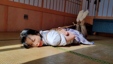 【一绳所爱】小英《上课迟到被老师绑架劫财》小英上课迟到去到教室看见老师拿着绳子，找借口溜走，被老师背后捂嘴拖入教室捆绑，大口球堵嘴，劫财。结尾是这次被绑架感受的访谈