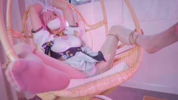 【苏米】《新玩具cos崩坏 爱莉希雅女仆，好渴望被折磨 》腿精cd化身油亮白丝女仆，扭着美腿子，呜呜求折磨，无耻的M！分腿高高吊起来，眼神无辜可怜，可爱鸭子坐，棒子不能停！