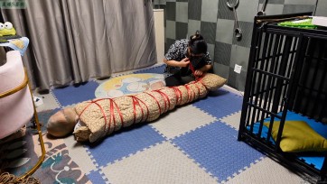 【美曦s】《木乃伊棉被包裹》被俩层被子包裹住是头上套上主人的丝袜带着口球入睡强制被主人用皮鞭唤醒！！！敏儿此时的自由已经荡然无存
