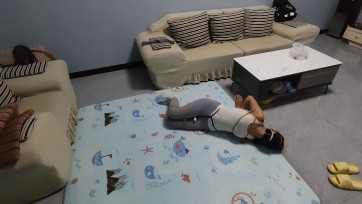 【夜色撩人】入室盗窃，劫持运动回来的少妇，紧缚放置，捏胸。抚摸，揉捏