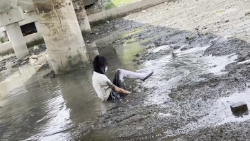 【小瓶子】JK白丝臭水沟捆绑 路边朝路人展示 浑身弄脏 绝对刺激