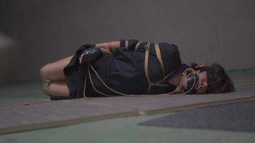 【面具男】诱骗小伪娘拍摄废墟绑架案，超真实的绑架挣扎！小伪娘没想到是真的被绑架，完全被吓哭！抽泣！