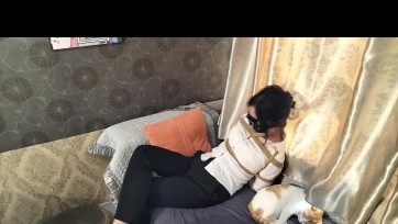 【精致文化传媒】老板小易遭受员工绑架，眼罩蒙眼，口球驷马，鞭打，蛙跳，最后逃脱