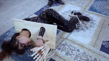 【樱束原创】《黑狐传说之黑狐被废》黑狐偷进男主家被抓，男主给她带上特重脚镣手铐、头颈木咖，并用各种刑具对其进行指刑、脚刑、乳刑、电刑等进行审讯，她直至被电晕也不愿说出密码