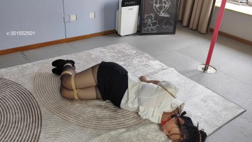 【一绳所爱】紫涵黑丝布鞋跪着倒绑在钢管上