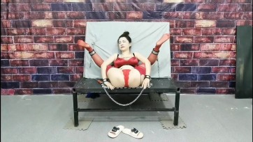 【HD飞天原创】雅思老公欠下巨额赌债跑路,领着女儿（雪儿扮演）逛街,被债主发现,立即绑了,押到刑房调教折磨雅思母女俩还债