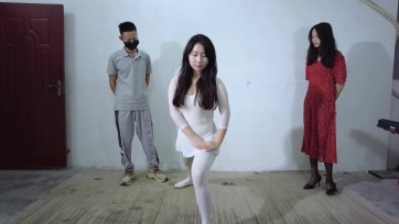 【樱束原创】《继父的关爱》平常就爱时常偷窥继女换衣服的父亲今天刚好接到女儿舞蹈老师的告状电话！以检查基本功为由要求继女当面换舞蹈服并对其上下其手