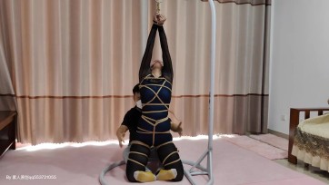 【素人原创】难受的全身绳艺束缚 挠痒痒把小姐姐惹火了发脾气 (用绳比较多，绑的有点紧 )