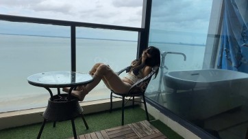 【欢乐谷原创】绑在阳台上的美女与大海