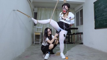 【樱束原创】《美女老师惩罚学生》富婆专属体验定拍第三话！学生上课不认真被美女老师单独带到惩罚室惩罚！单脚吊捆绑戒尺抽打 TK可爱的白丝脚心！鞭子抽打！戴上马具口球 鼻勾，电...