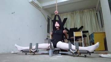 【樱束原创】《舞蹈生一字马开腿特训》舞蹈生娜娜被老师强制一字马开腿疼到嗷嗷叫！黑丝勒嘴并将她捆绑固定以训练为由各种揩油疯狂挠可爱白丝脚心！对于怕痒真的是地狱般的折磨笑的...