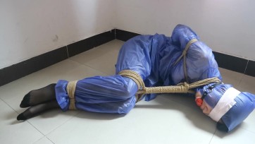 【臭脚妹妹】【雨衣紧缚】【黑丝帆布鞋】【多层丝袜套头】