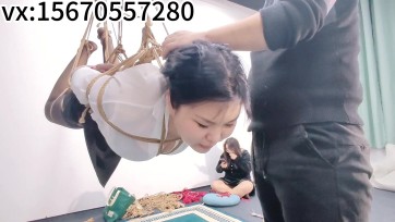 【山鬼工作室】成熟少妇体验结束后回去意犹未尽，下班穿制服直奔工作室来体验，被玩弄至失jin，喷泉一样。中间各种呻吟声不断