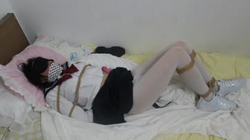 【领玥】《对不听话女友的惩罚》喂你穿成这样想去干嘛啊，不告诉你，下一秒女友被老老实实的绑住带着口环伸着舌头被玩弄着呜呜叫，裙子边上有个小玩具，不要动它！ 你这么不听话是...