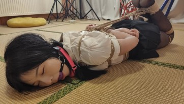 【一绳所爱】剧情《梦瑶遭入室绑架》19岁的甜美女孩，梦瑶，在家玩手机被坏人入室捂嘴后反绑，毛巾堵嘴，求救无果被大号口球堵嘴，口球拉得太紧，根本没有剥夺的余地，拼命挣扎求救...