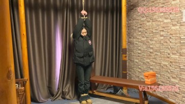 【龙飞绳艺】极限吊值放置 新模模特体验绳艺. 恐惧 害怕，大家看他的眼神表情，难受，恐惧，害怕，心慌，迷茫