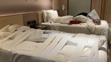 【黑魔法师】木乃伊封印榨汁地狱、杭州巡游线下全包M。白色胶带缠绕 封印在床上，郊狼+两个av棒对GT的全方位责罚