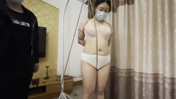 【缚予】线下真实调教之新模多肉初调教，微胖小m多肉初试镜就玩真实，五花大绑吊起来，股绳摩擦受不了只能踮脚，D杯大辱被狠狠蹂躏，手直接伸进去揉，呻吟连连，下面也不放过，耳光...