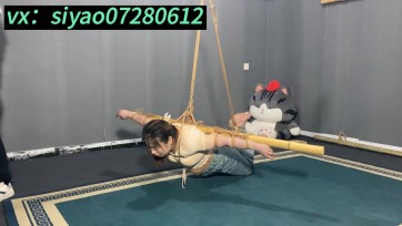 【山鬼工作室】张涵体验多次绳艺后终于体验到了心心念念的竹缚，被虐待玩弄，打脚心，踩踏。最后带上了口球，只能发出呜呜的声音，口水拉丝流到地上，羞耻感满满