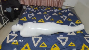 【狸猫工作室】紧密的白色胶带全包木乃伊，控制呼吸，驷马密封挣扎，强制抬头！
