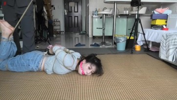【绳之韵】傻白甜萌妹子菲儿试镜第二集：直臂蛇缚，地板翻滚，驷马、绑脚趾、TK、无助的扭曲挣扎，菲儿进入状态很快，有点小兴奋