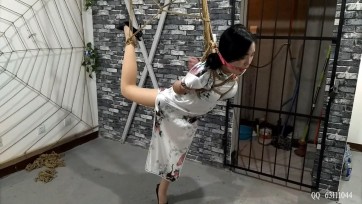 【随心】新妹子玫瑰露旗袍五花严厉紧缚 高跟丝袜单腿吊绑 后手高吊 紫了
