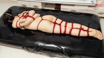 【一颗露露子】丸子头裸体日式捆绑驷马放置，被绑着送进真空床吸紧，按摩调教和郊狼电击