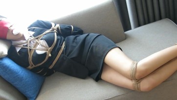 【玩绳的孩子】上海实习医生妹子黑色OL制服白色黑色袜子堵嘴挣扎