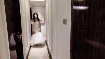 【其实我还好】伪娘姐姐穿着超紧身一字肩拖地鱼尾婚纱和12cm细恨天高束缚着艰难活动