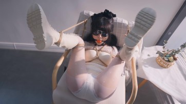 【丝米】《明星贩卖记Ⅳ》星二代千金小姐回家路上被跟踪，还被摸腿骚扰，最后强zhi绑架！奋力反抗也无济于事 堵嘴、套上项圈，爬行羞辱，浑身被摸了遍 双腿高高吊起，姿势超羞耻，还...