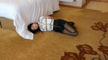 【随心原创】少妇 白衬黑丝 桃缚开口器口水 膝盖跪地行走