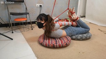 【束缘阁】长腿杨蕊 牛仔裤 高跟凉鞋 膝盖跪地柱子 后手观音 极限直臂驷马吊 绑哭了