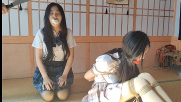 【一绳所爱】慧慧和她的好闺蜜颖颖《快递陷阱之闺蜜双双被绑架》慧慧买了新鞋子，拿着快递就到闺蜜颖颖家一起分享，一起拆开快递盒子，结果一拆开里面是很多绳子，和两个大号的口球...