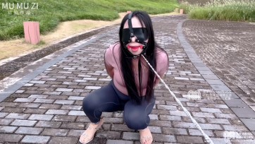 【MUMUZI】户外也要好好训练～怼着秘密花园狠狠抽打/女调女/户外/室外/外出/手铐/脚铐/挣扎/放置/口球/瑜伽服/高跟鞋/牵引