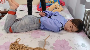 【夜色撩人】女女游戏（角色互换，舔脚，揉胸，使劲的抽打）