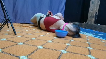 【HD飞天】悦儿4公分口球直臂放置，觉得不过瘾，在换一个5公分口球继续放置，口水大量喷出，继续找点刺激，把y具口球深深按入,并频繁地按压,导至咽喉深处发炎疼痛,口水暴出