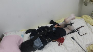 【领玥】让拘束带铐住的白丝水手服本玥带着玩具跪在镜子前，口球塞得大大的嘴根本就动不了，直流口水 把本玥直接两条鞭子狂打，呜呜呜，驯服命令自己拿着筋膜枪玩，不许停，虐待也...