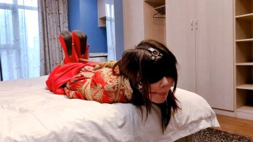 【嗷大喵】《婚之劫难》-身穿中式秀禾服+红色高跟鞋+盖头+戴着口球+纯挣扎片+放置+驷马+无调教+喜欢挣扎类型的福音+时间长+分多段