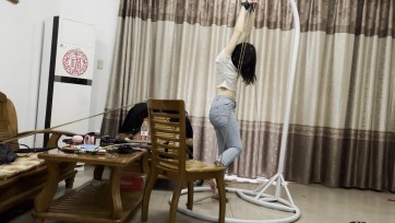【缚予】线下真实调教之股绳走绳+分腿拷+踮脚+前手吊缚+单脚吊打屁股，小可穿牛仔裤自己戴上手铐自缚，然后被主人吊起来并且保持踮脚，再戴上分腿拷，用股绳穿过下面狠狠勒住固定在...