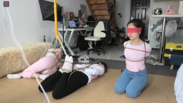 【绳之韵】五一假期的多人游戏，第二集：阿娇（白袜、瘦腿裤，红棒棒）VS瑾瑜（白袜、粉色背带裤，白棒棒）VS小凡（紧身牛仔裤、黑袜袜），三女捆绑，不同的绑法和封堵，一样的蹂躏...