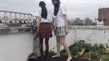 【新月原创】【红豆】【青歌】JK黑肉双丝长腿姐妹 天台踮脚尖寻短见 互相劝解 整理丝袜脚尖