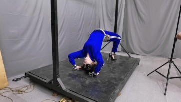 【HD飞天】要求空姐柔仙儿穿运动衣反弓禁锢，强制g潮，鞭打Y部,本来反弓呼吸够困难了，加上防毒面具电击，呼吸更加困难,差点上了西天