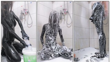 【哈曼哈w】乳胶三角内裤灌肠三升极限大肚，穿入黑色胶衣继续用白色粘液灌肠， 使用大量白色粘液涂抹全身，整桶粘液直接从头顶浇下 全身被白色粘液涂满，最后喷射出大量白色灌肠液