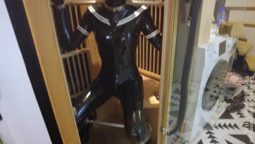 【鹿角与猫爪】《全包乳胶衣桑拿房呼控闷热play》金属手脚枷，桑拿房调教，严丝密合乳胶衣/闷热play，呼控：呼吸头套+防毒面具，呼吸袋/瓶，全身湿透差点中暑