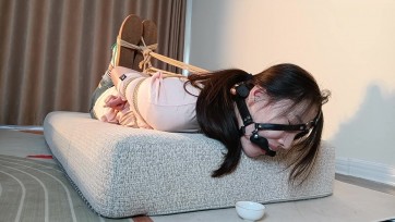 【吴越】文静，眼镜学姐牛仔裤捆绑游戏第三季，磨牙棒口枷，勒头绑脚极限驷马放置、脱鞋TK、口水收集大片