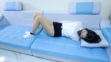 【皆非】《少女的家教劫难》lo制服，无内肉丝，蛋蛋强塞，棒棒蹂躏，双重刺激，原味堵嘴，口球，桌上驷马，皮棍打屁屁打脚丫，少女娇羞无助呜呜不停，不断声吟求饶！